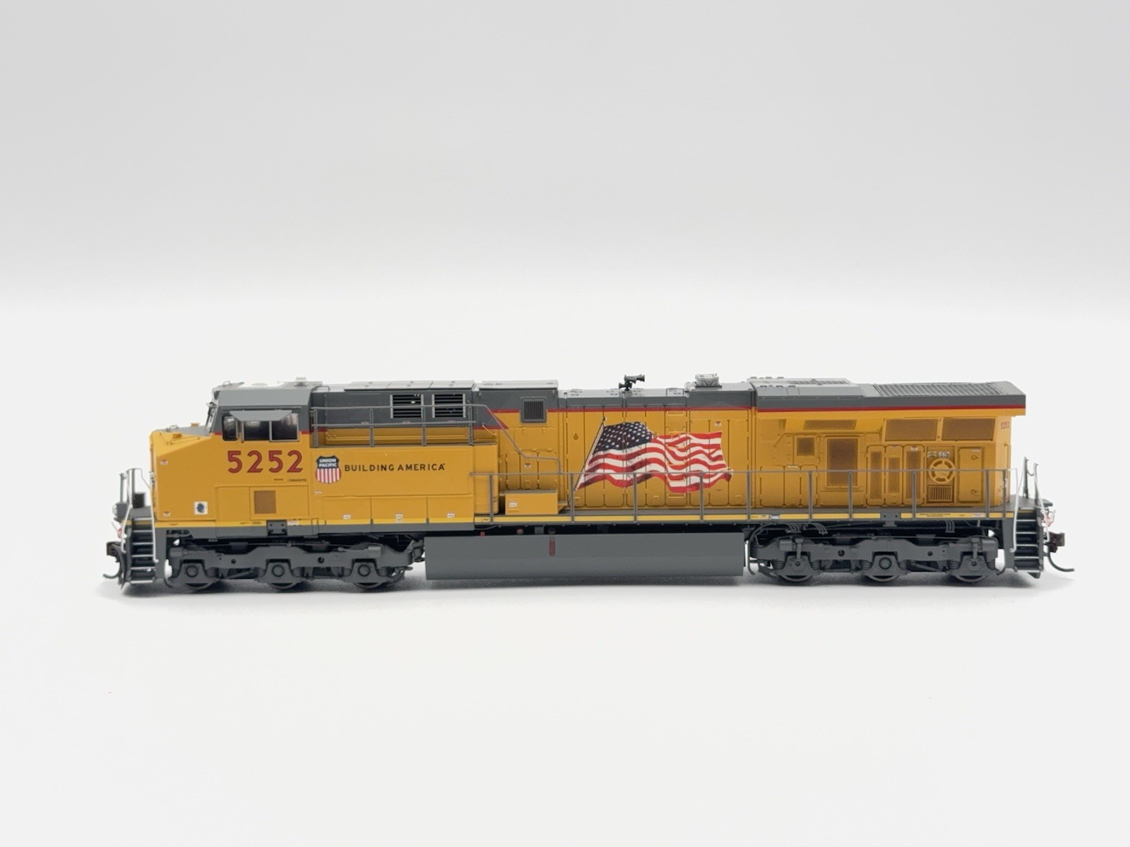 Genesis – HO – UP – EMD ES44AC Diesel Loco #5252 – Train G69711