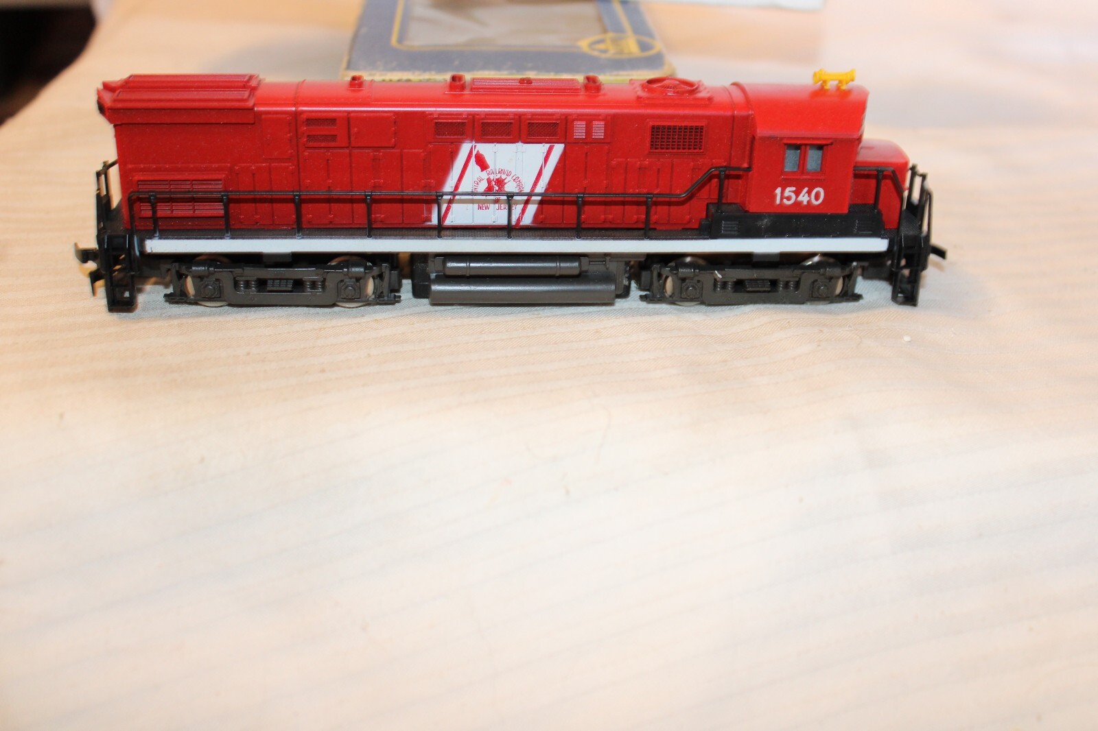 HO Scale AHM, Alco Century 424 Diesel Locomotive, CNJ, Red, 1540 – 5015
