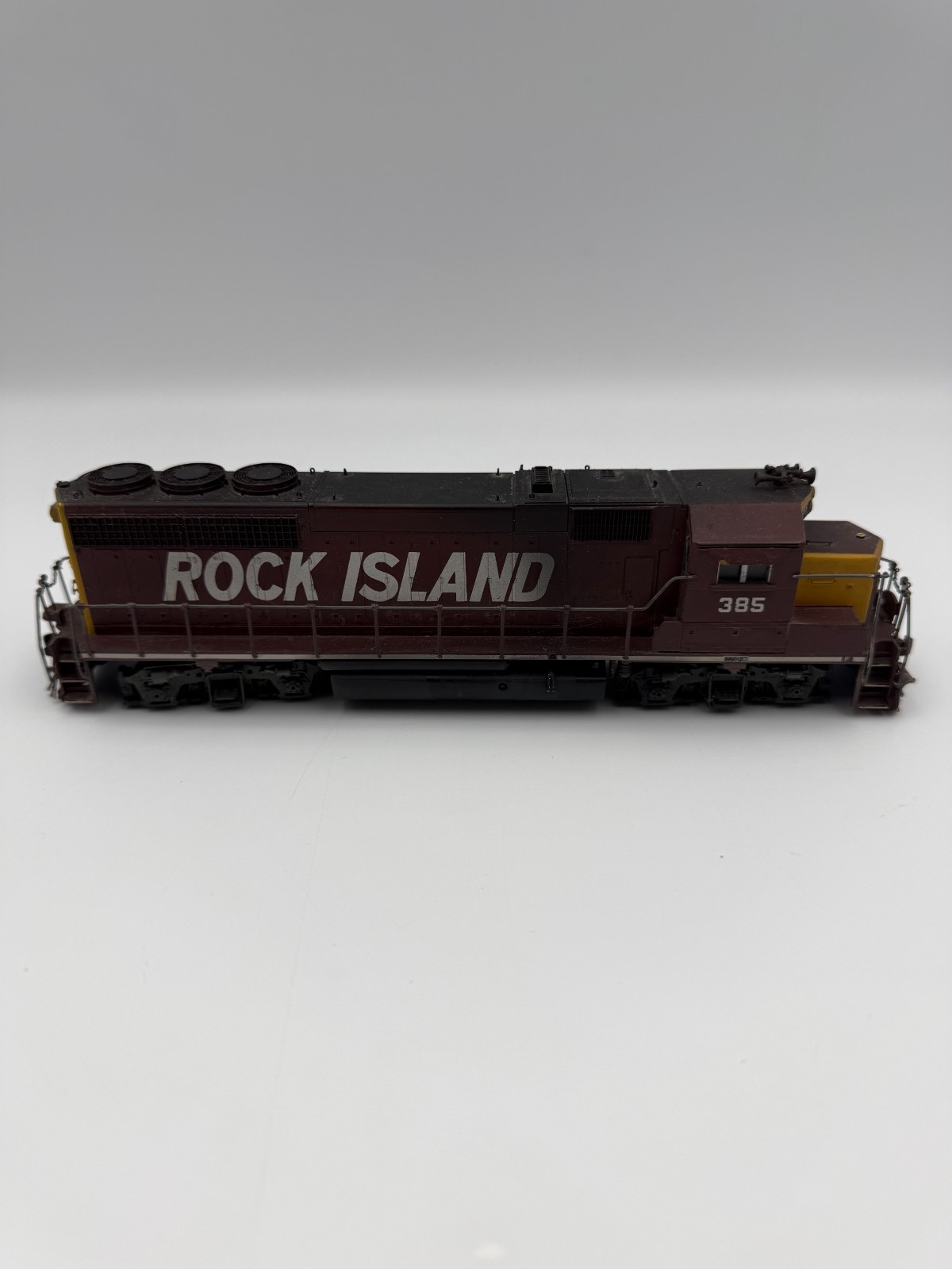 HO Athearn Late Model GP-40 Rock Island #385. Superb Custom Finishing.