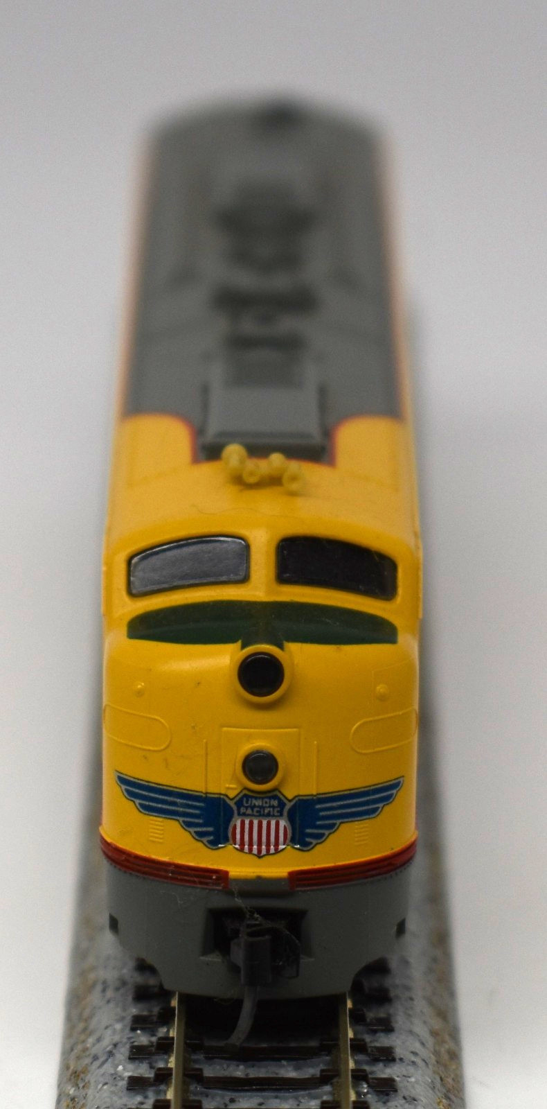 KATO N 1:160 #927 UP UNION PACIFIC EMD E8/9 A DIESEL 176-263 LNIB RUNS GREAT