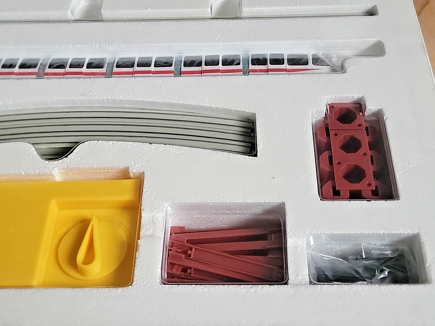 E-R Models Monorail RED Stripe #4901 HO Scale – Complete NEW READ