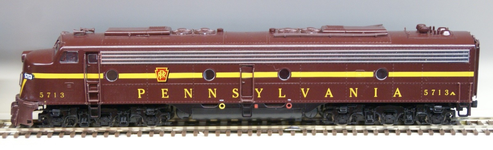 Proro 2000 HO Pair of EMD E8/E9 PRR Pennsylvania #5713 and #5797, DCC, No Sound
