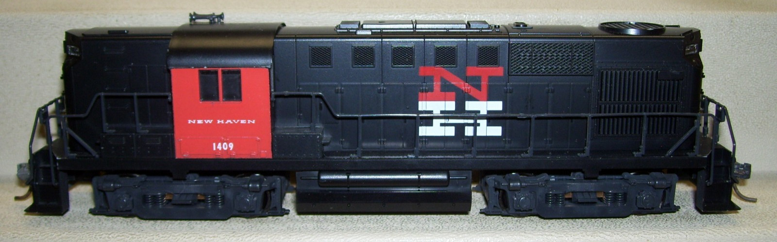 Atlas / Kato HO New Haven ALCO RS-11 Locomotive #1409, in Excellent Condition