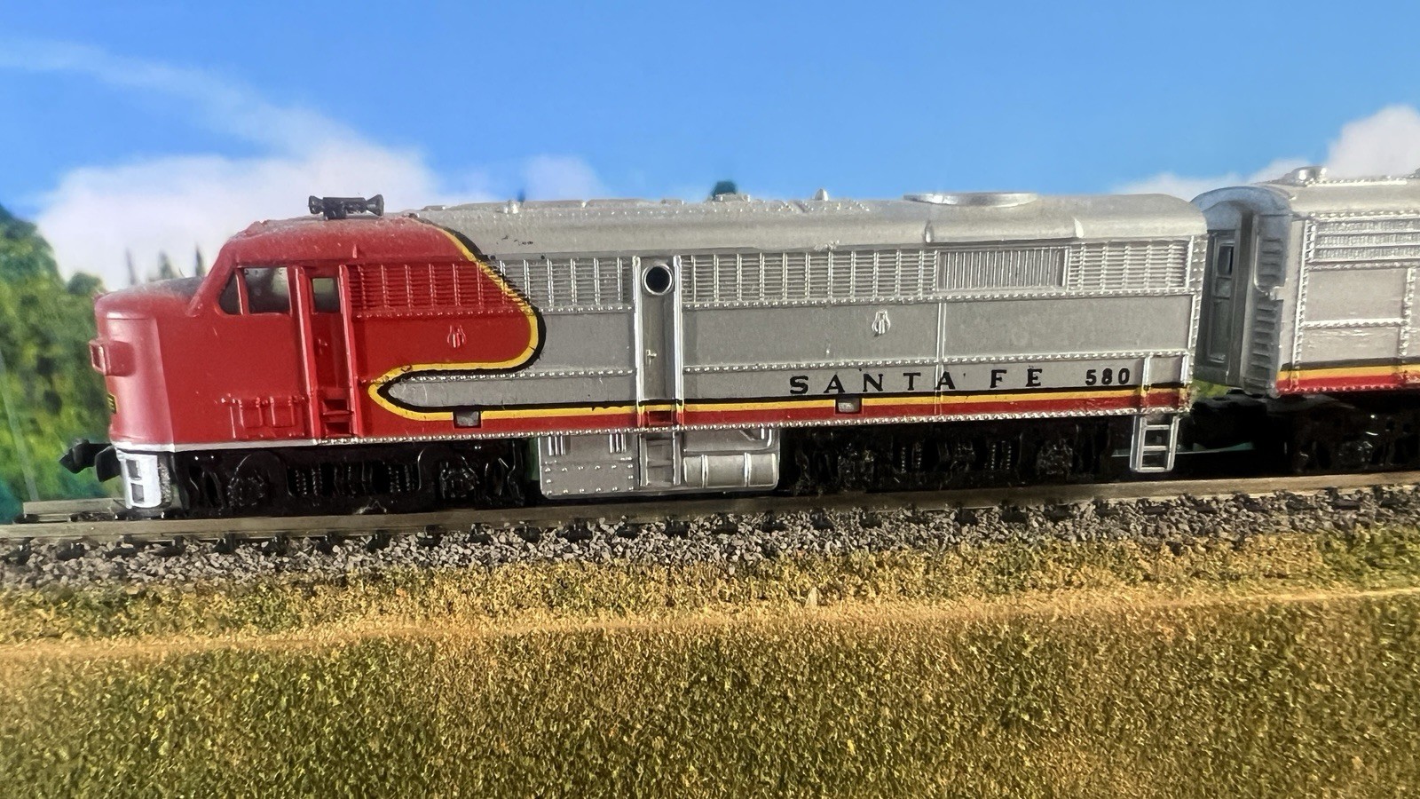 Warbonnet Diesel Engine #580 Mehano locomotive Santa Fe, F7 B-unit #203 N scale