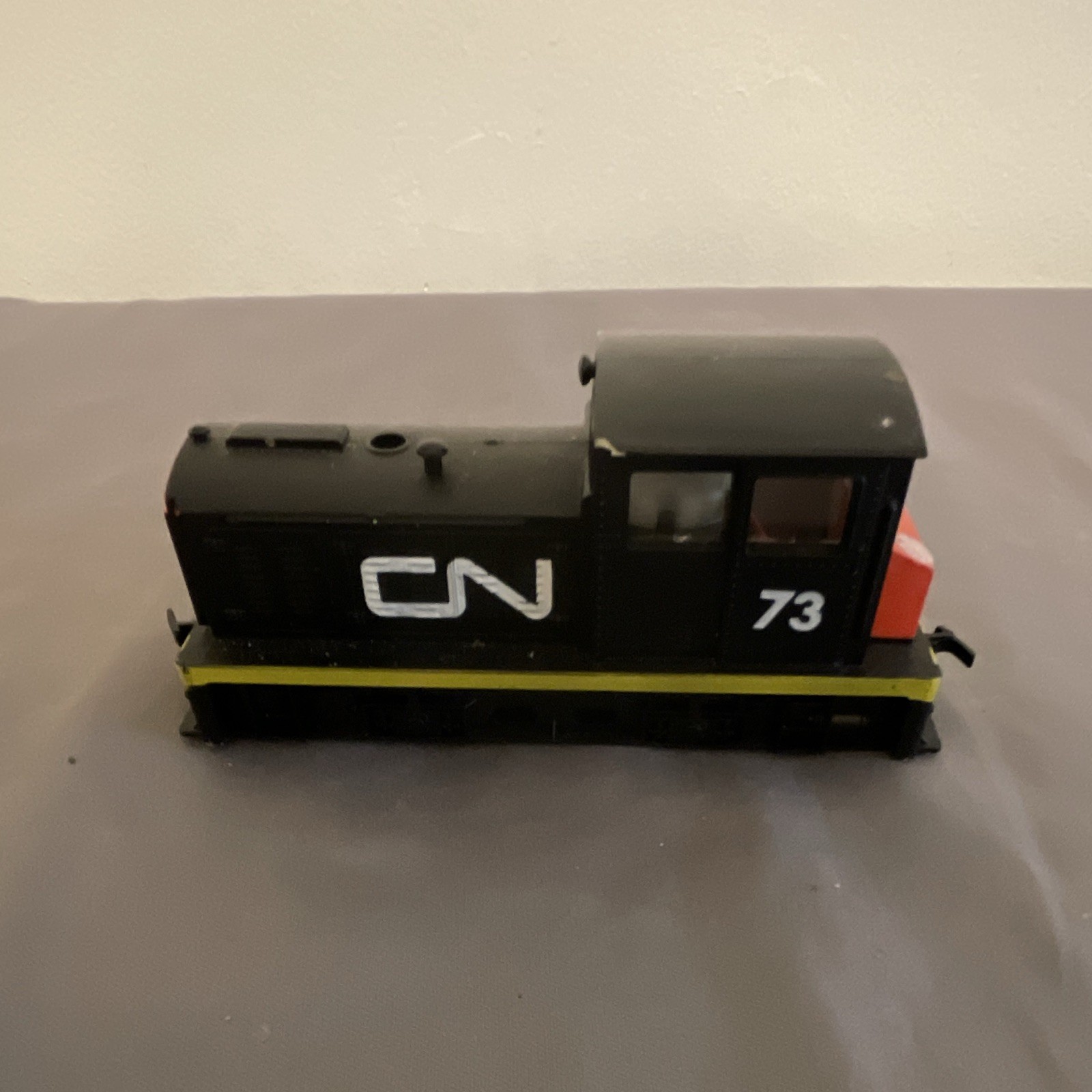 CN HO Diesel Locomotive Model Train Engine Black Yellow Red Transportation