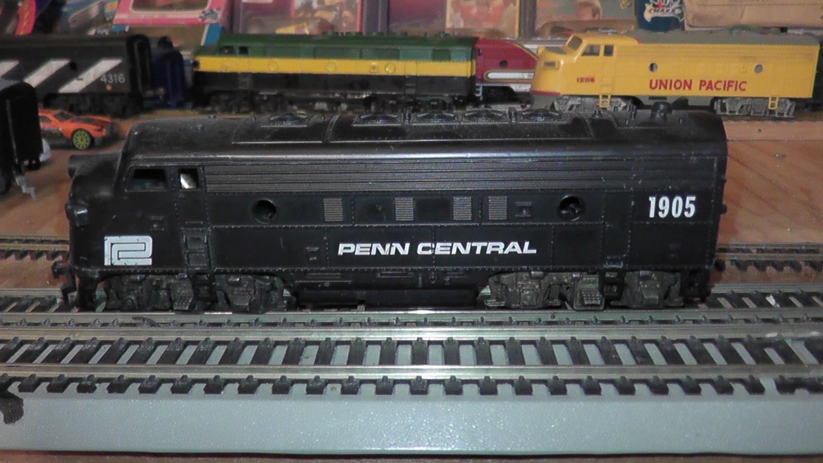 ho diesel locomotive athearn penn central 1905 runs on track older loco