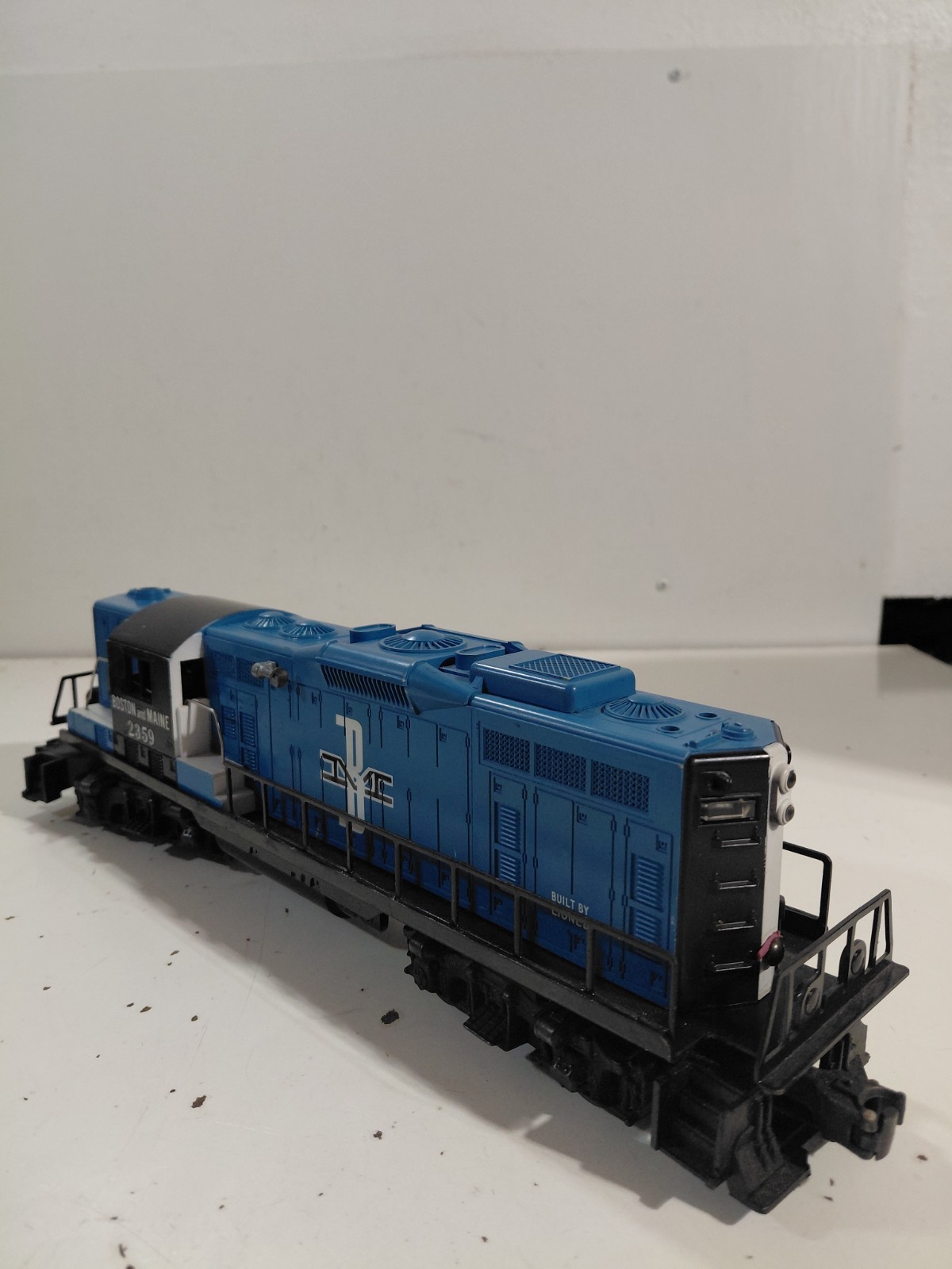 Lionel Trains 2359 O Gauge Model Railroad Boston and Maine GP9 Diesel Locomotive