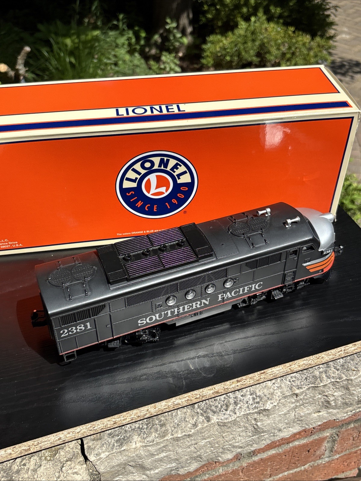 Southern Pacific Black Widow FT. Diesel Engine Railsounds 6 38253 Collectible