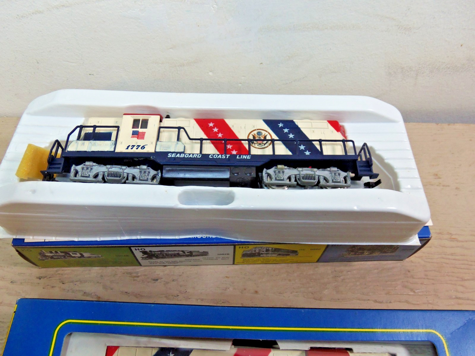 AHM 5012N GP 18 Diesel Spirit of 1776 Seaboard Locomotive, Dummy’s, Caboose