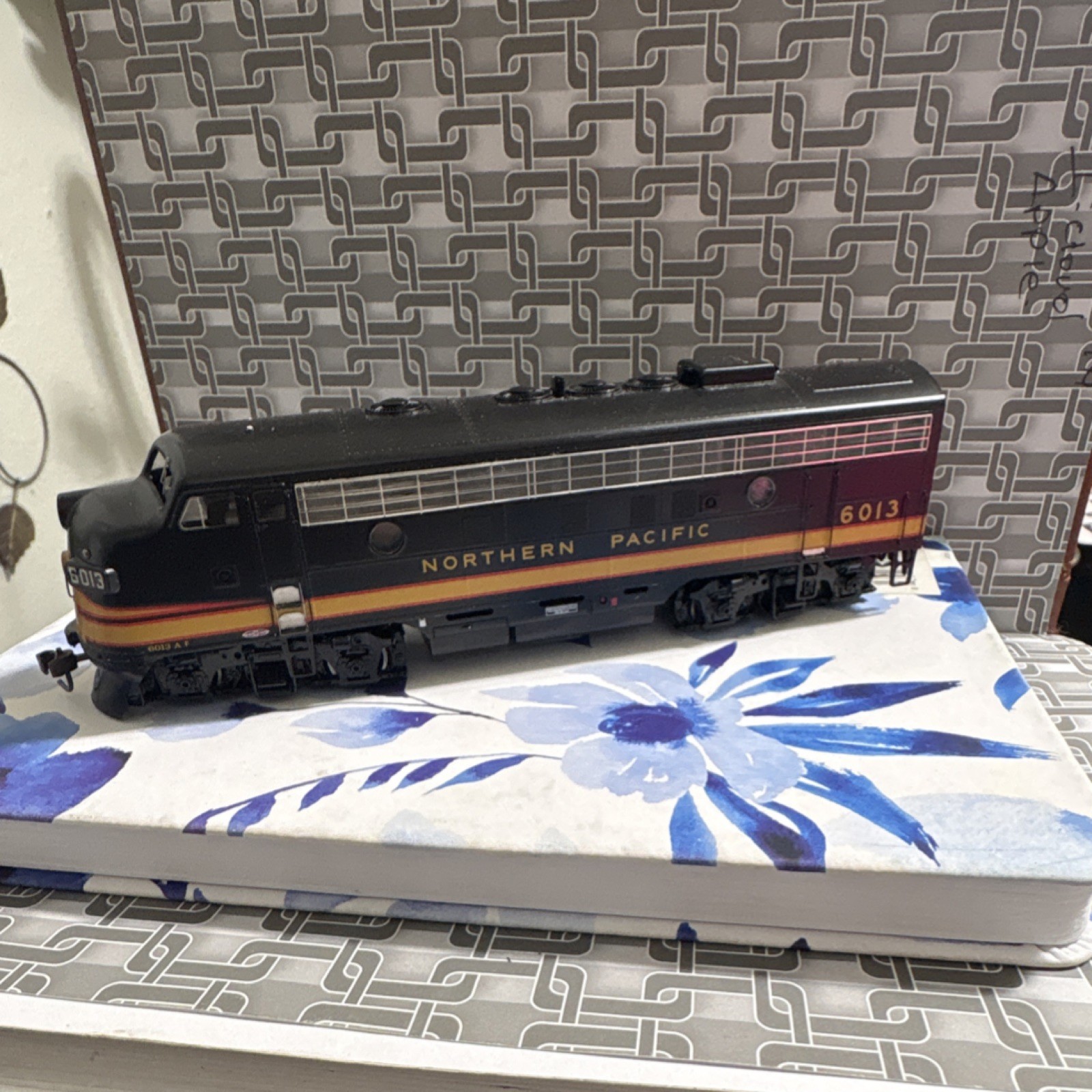Northern Pacific HO Diesel Locomotive Black Yellow Red Analog/DC 6013