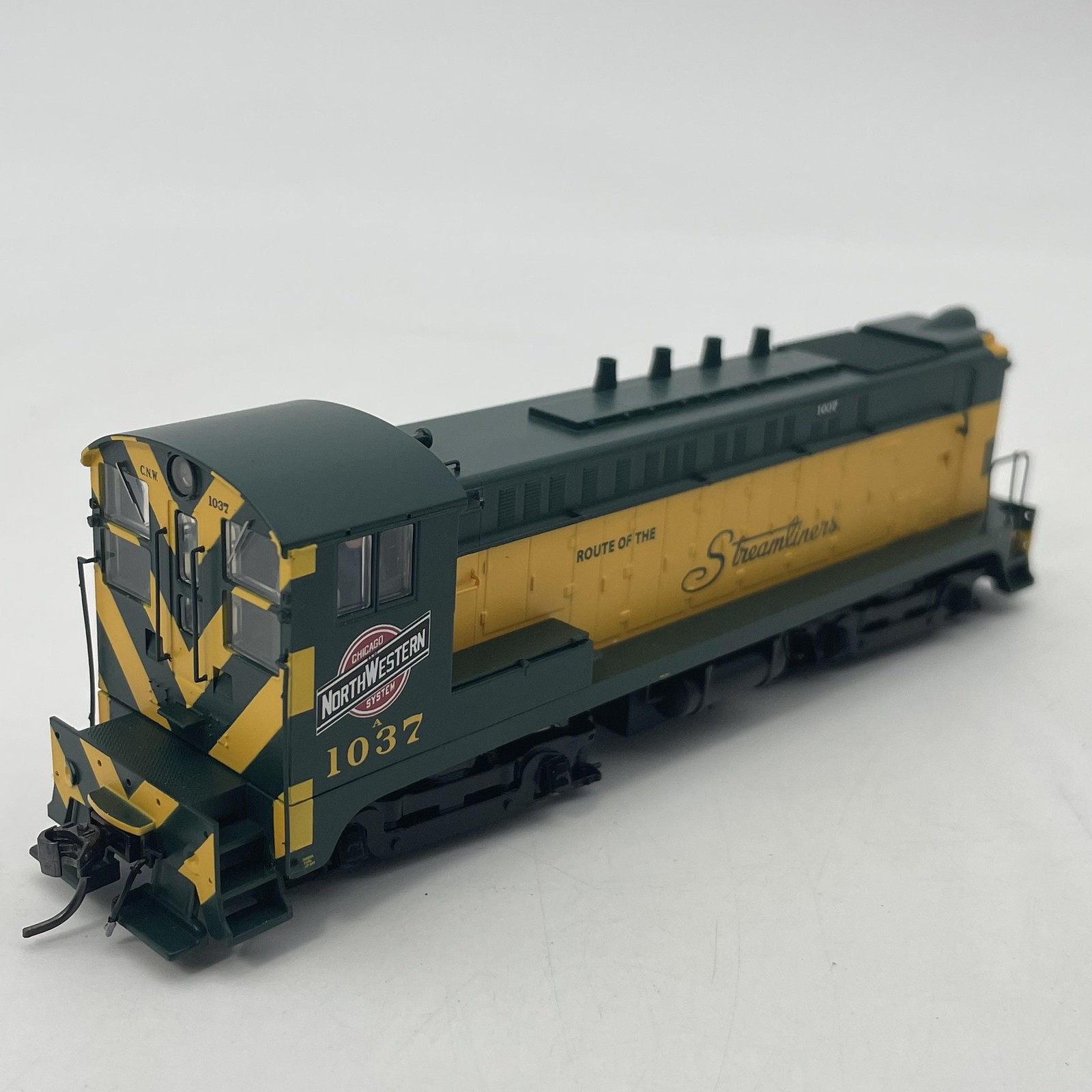 Bowser HO Scale Baldwin VO-1000 Diesel Locomotive C&NW 1037 Green 400 Lighted DC