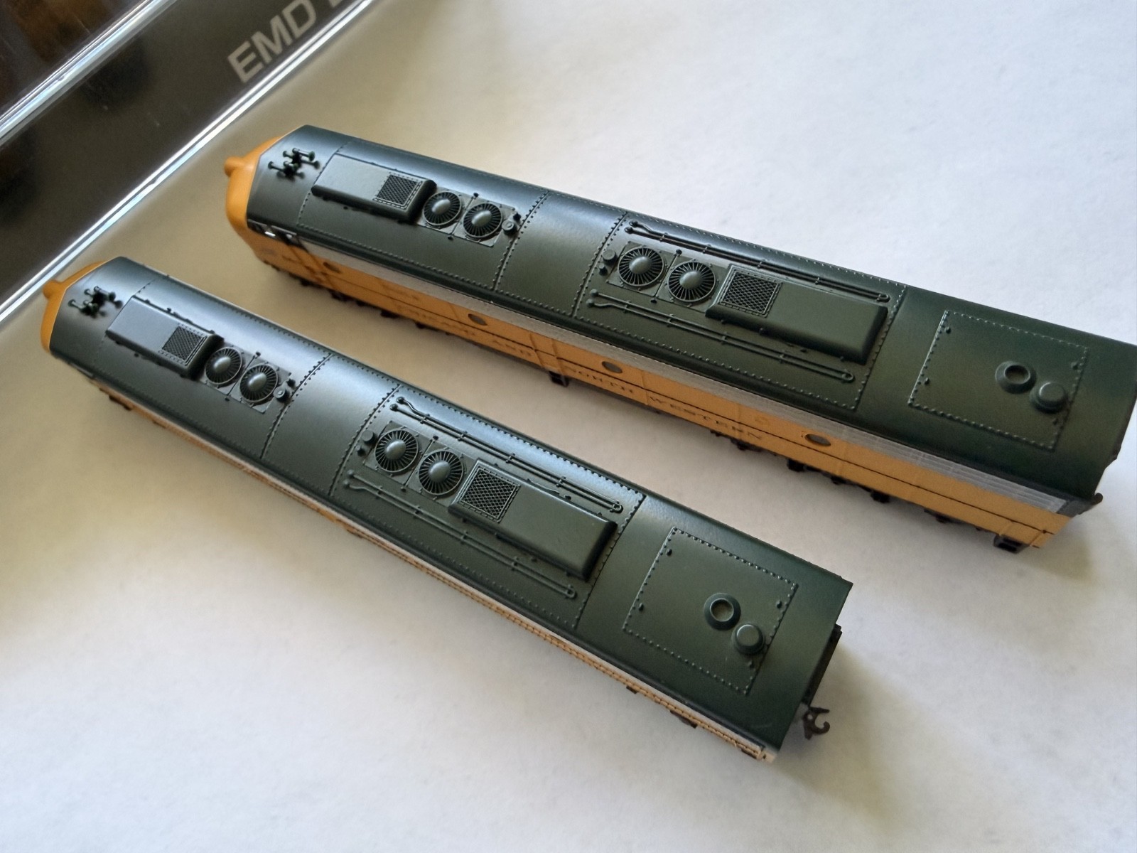 🚂 KATO N SCALE CHICAGO & NORTHWESTERN CNW EMD E8 DIESEL LOCO PAIR 5021A 5021B