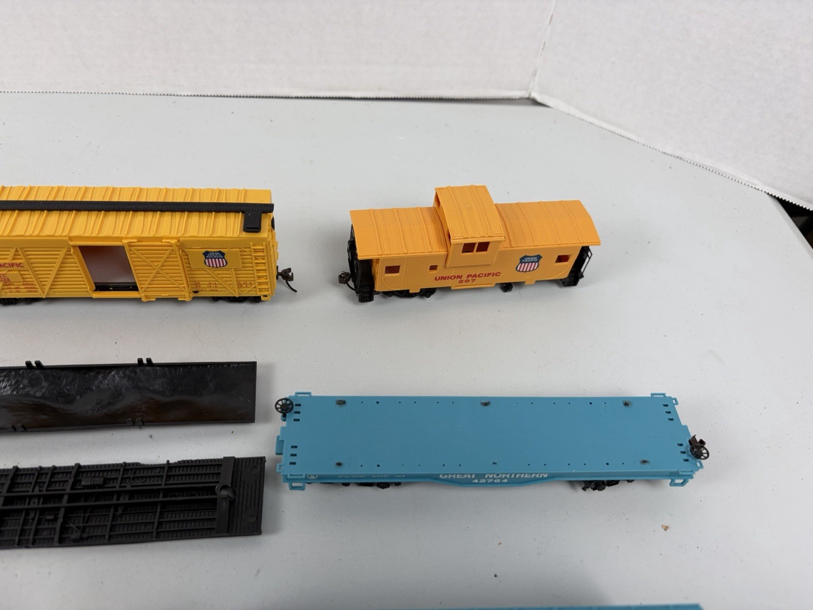 H/O Scale lot of boxcars Bachman And Locomotive As Is Parts Or Repair