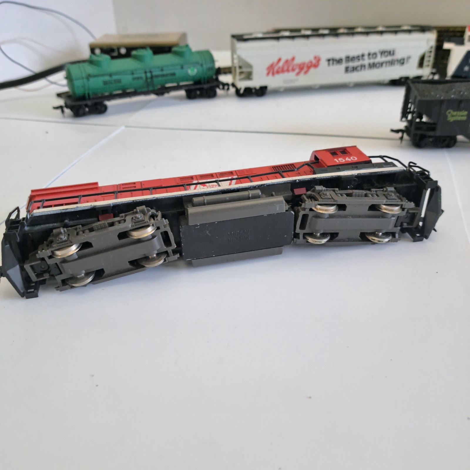 HO Scale AHM Alco Century 424 Central NJ Locomotive 1540, Tender, 3 Cars, Tracks