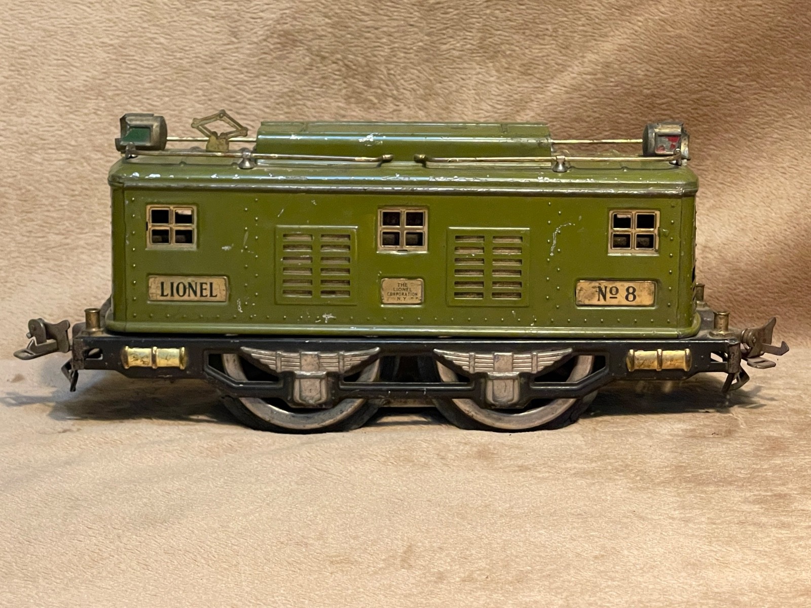 Lionel prewar Standard Gauge electric loco #8, cars 337 and 338. Needs help.