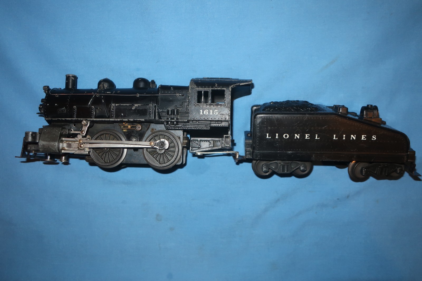 Lionel #1615 Steam Locomotive Switcher with Slope Back Tender. Runs well