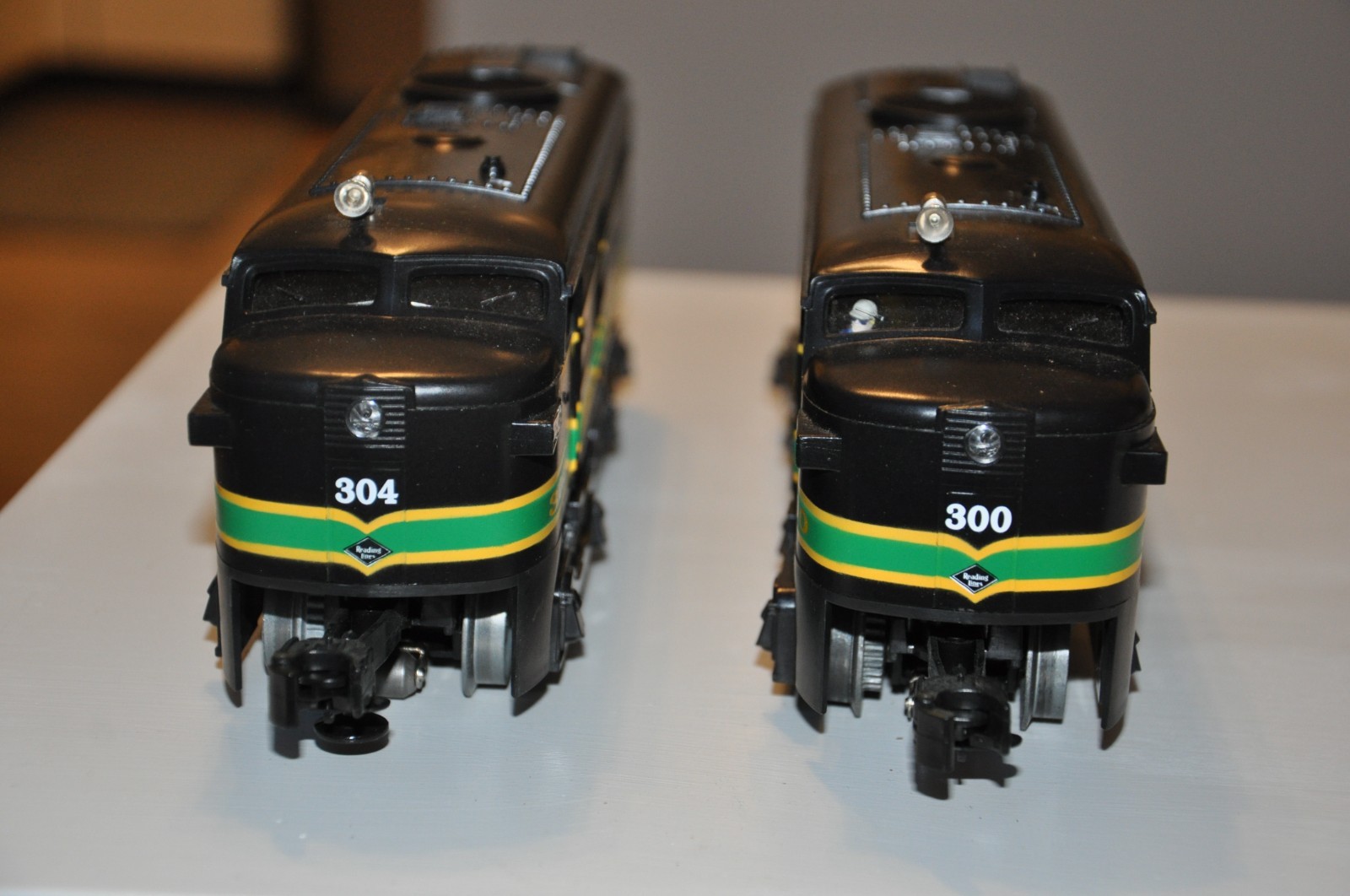 Nice Vtg LIONEL 6-18934 READING FA-2 Alco A-A Diesel Locomotive Set 300/304 READ