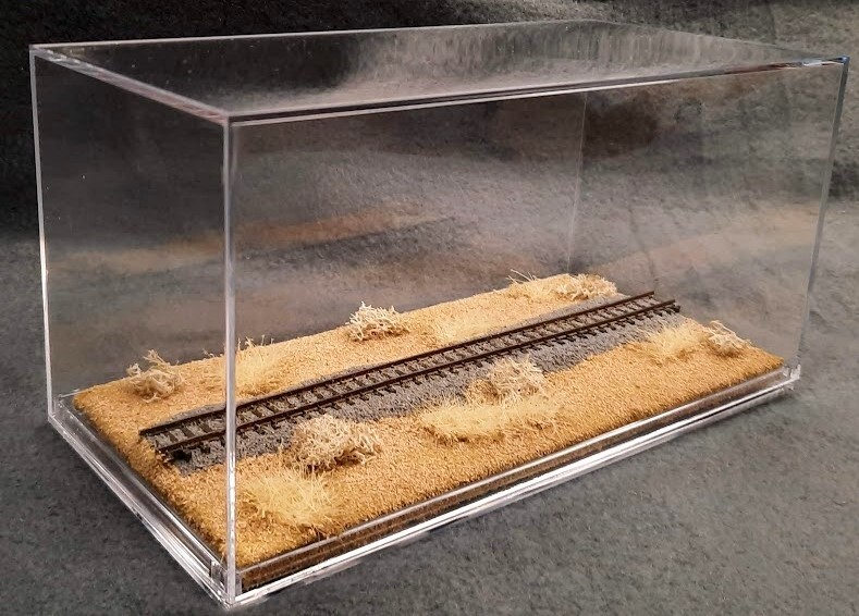 N SCALE -SINGLETRACK 8″ -DISPLAY CASE -“DESERT SCENE” FOR ANY N TRAINS