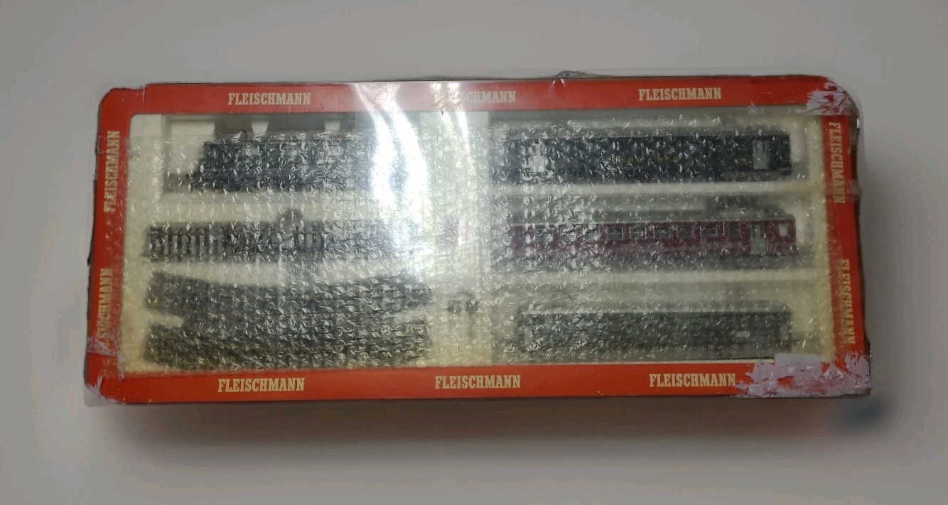 Fleischmann HO 6373 Swiss Train Set SBB CFF FFS Electric Locomotive 4 Cars Track