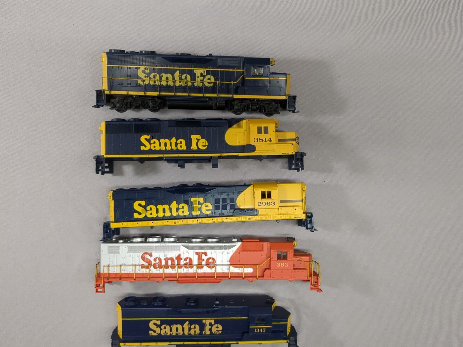 HO scale Athearn Blue Box 7 SANTA FE Locomotive Shells and 1 Dummy