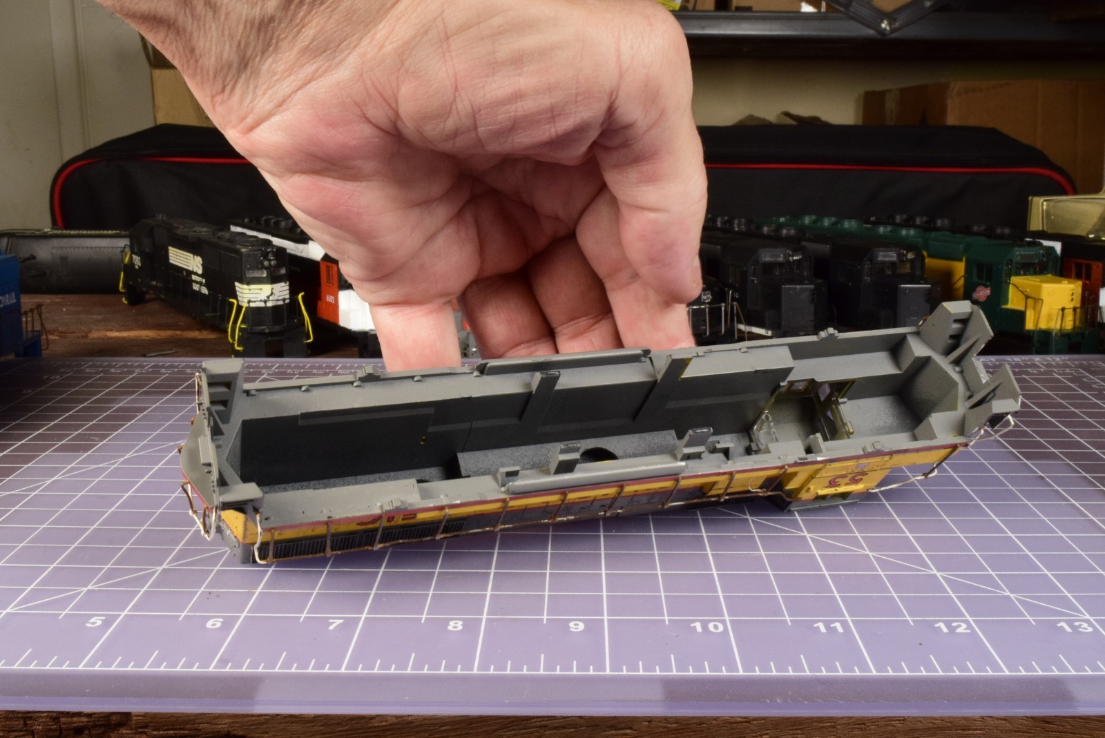 HO SHELL modified Union Pacific 53 cab/eyebrow insert, metal railings, horns NHV