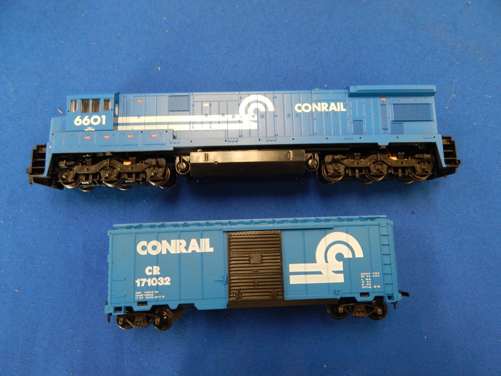 HO Atlas C30-7 No. 8609 Conrail #6601 Locomotive Engine & Model Power Box Car