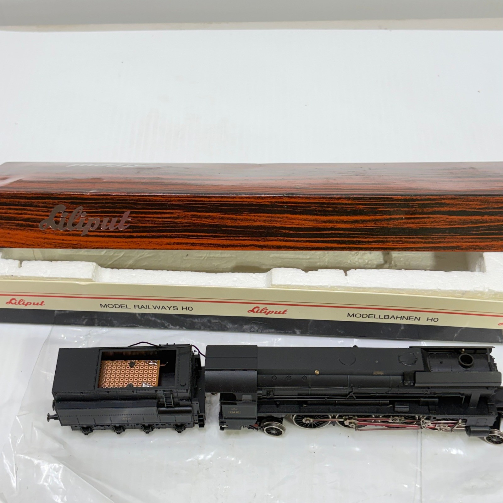 Liliput HO Scale 214.10 Steam Locomotive with 84.10 Tender Black Red Austria Box