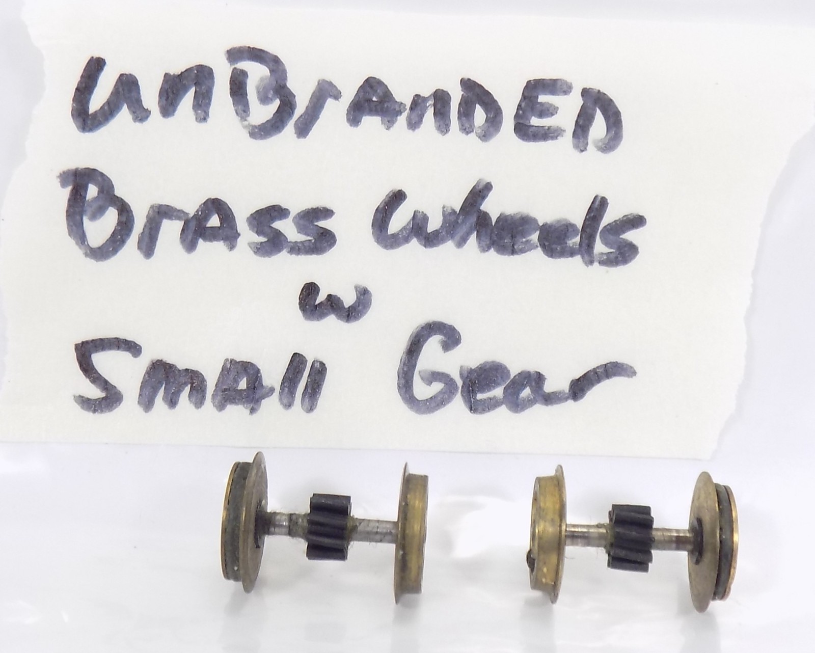 HO / UNBRANDED / 2 BRASS DRIVE WHEELS / SMALL PLASTIC GEARS / HTF PARTS