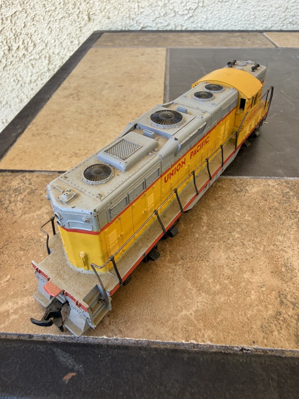 🚂 Vintage Athearn HO Scale Union Pacific EMD GP9 Diesel Locomotive! 🚂 Works!