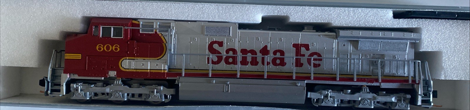 N Scale Kato DCC Equipped C44-9W Santa Fe Locomotive ATSF 606 Locomotive engine