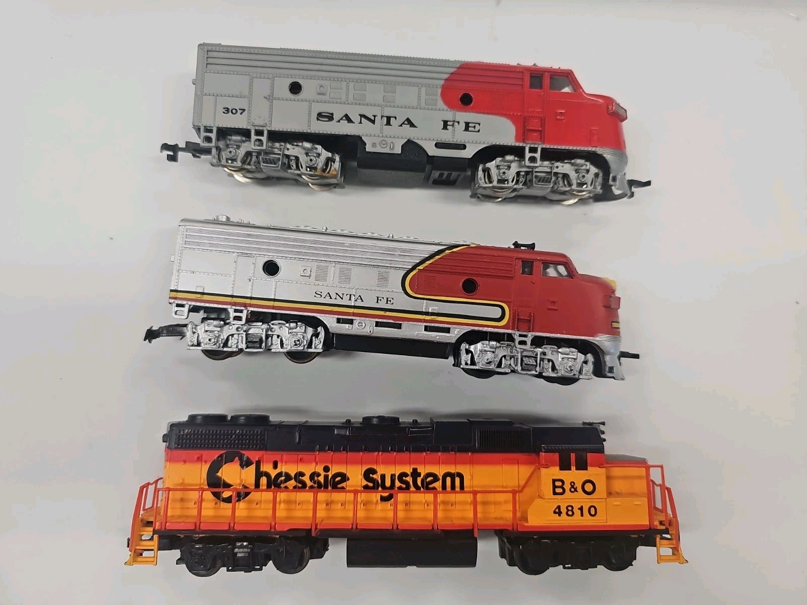 HO Lot of 3 Diesel Engines Chessie System, Santa Fe. See Video And Description.
