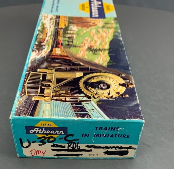HO Athearn Reading Bee-Line U30-C Diesel Locomotive Unpowered Kit HO8524