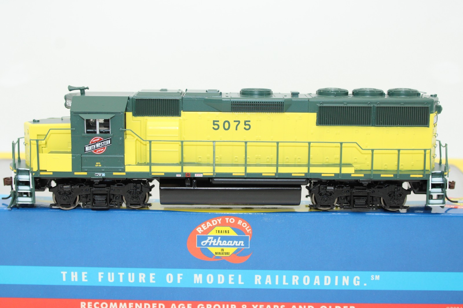 Athearn HO Scale C&NW Chicago North Western EMD GP50 Diesel Locomotive #5075