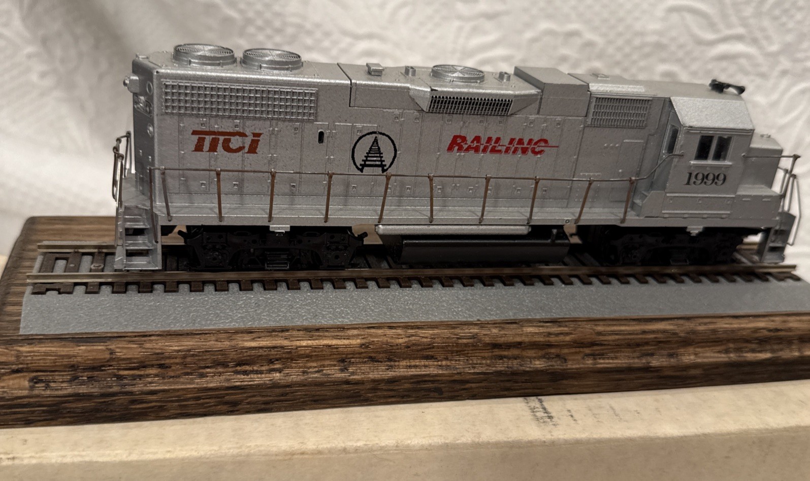 HO Scale 1999 KATO EMD, TTCI Railing, With Track Stand, Excellent