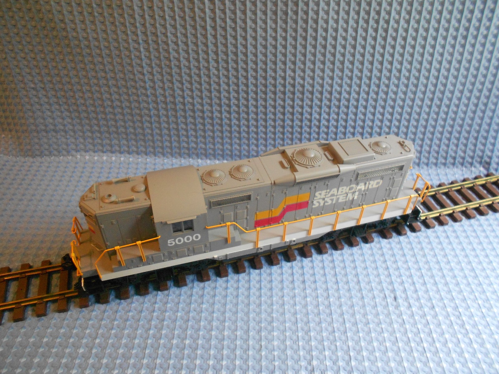 LIONEL 8-85000 G Scale SEABOARD SYSTEM GP-9 DIESEL LOCOMOTIVE LIONEL 8-85000