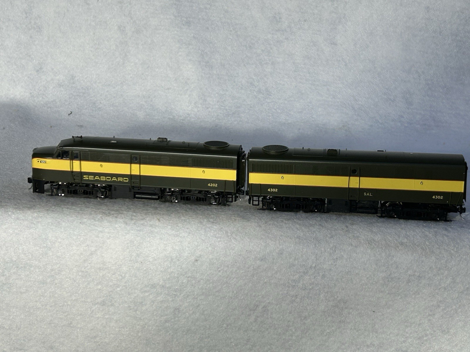 Nice Proto 2000 FA -2 A/B Seaboard Air Line RR HO Locomotives (Incorrect Box)