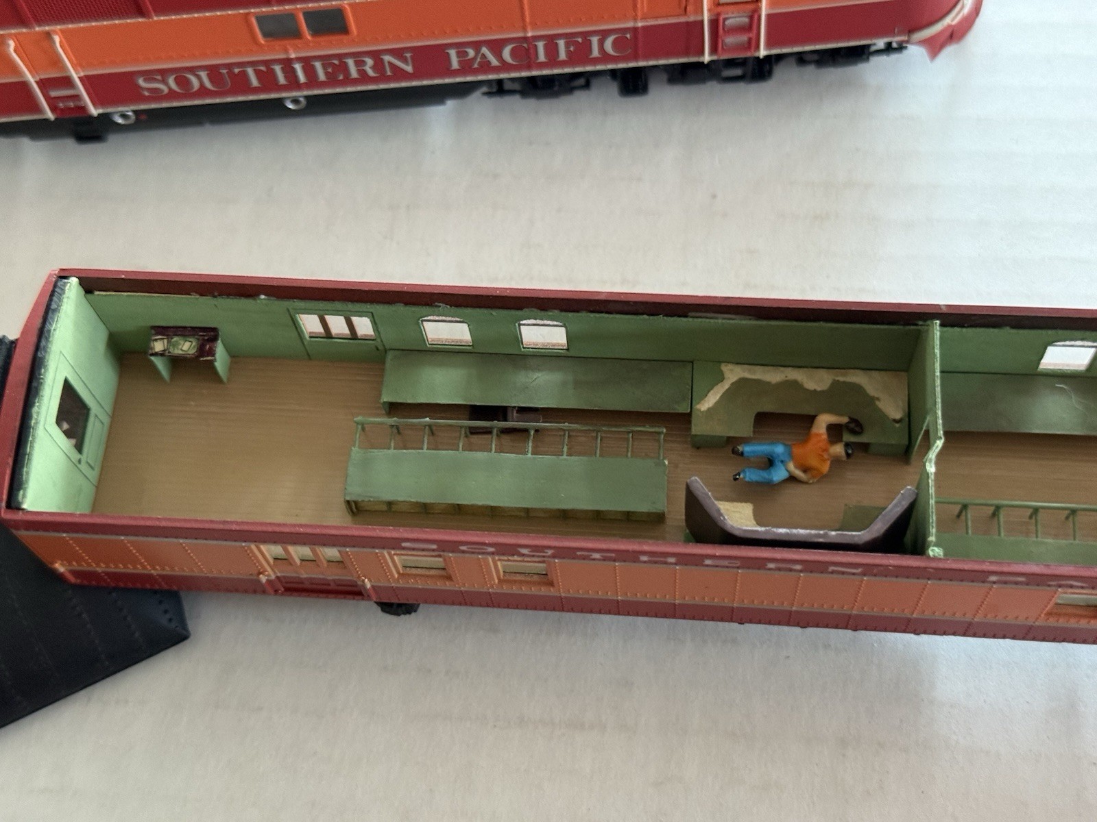 Proto 2000 HO EMD E7A diesel, SP #6000, Runs great, With 5 Passenger Cars