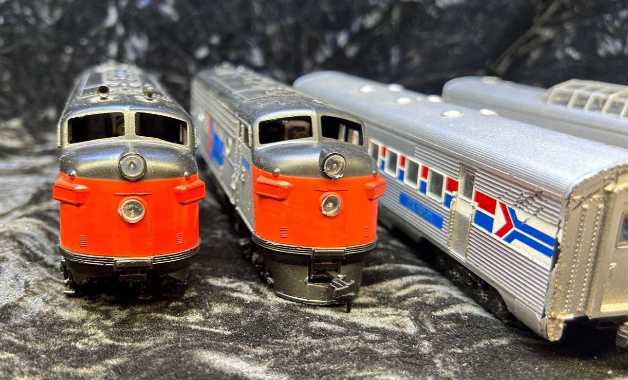 5 Amtrak HO Train, 2 Cars, 2 Loco 103, 157, Locomotive Set Runs GREAT F7A-3 8WD