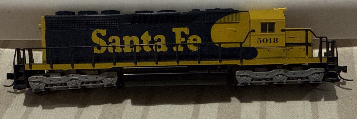 Kato USA N-Scale 176-202 – Locomotive, Diesel, EMD SD40 – Santa Fe 5018 LN/Box