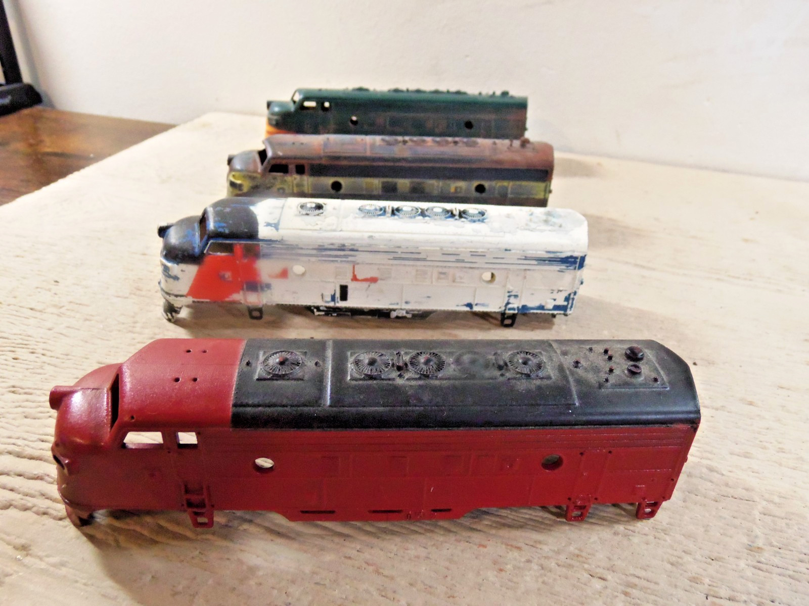HO Lot of 9 Unmarked Locomotive Shells Parts Pieces