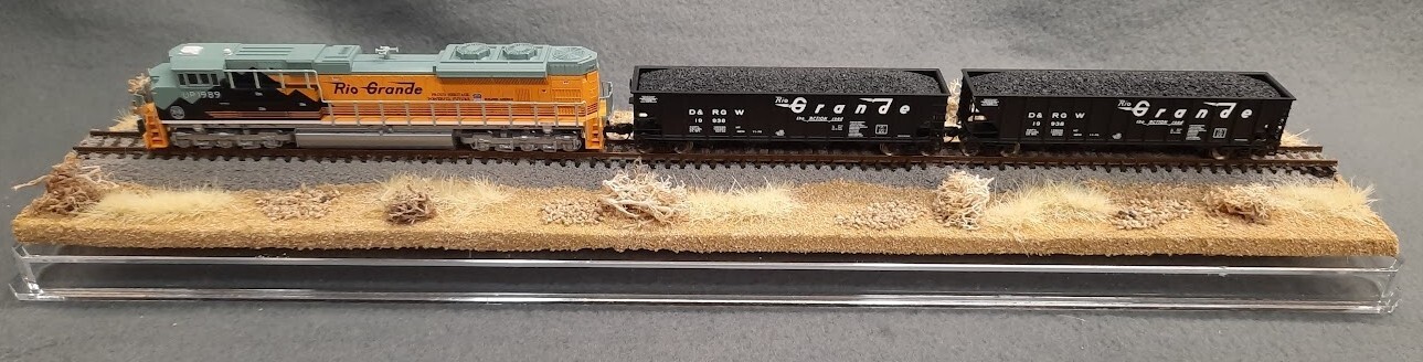 N SCALE 16″ SINGLE-TRACK DISPLAY CASE -“DESERT SCENE” FOR ANY N SCALE TRAINS