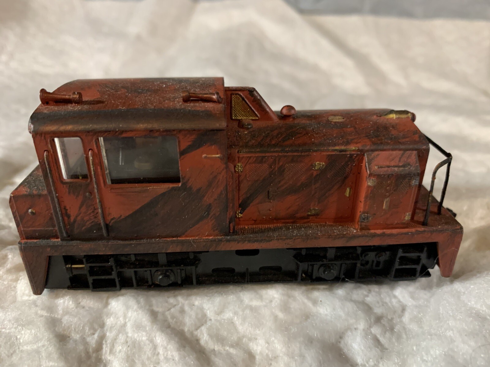 HO AHM ? DIESEL SWITCHER Locomotive Black and RED Camo