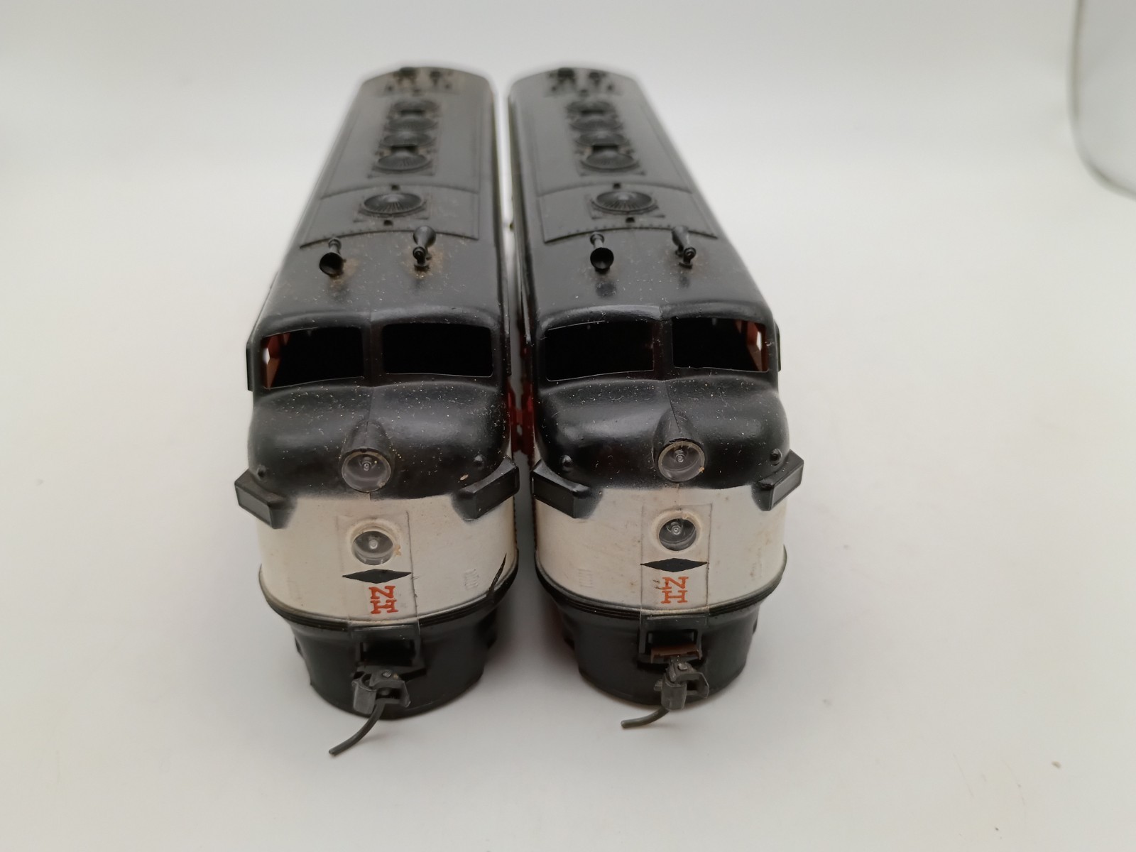 Athearn HO New Haven #0272 F7AA Powered And Dummy Diesel Locomotive Set