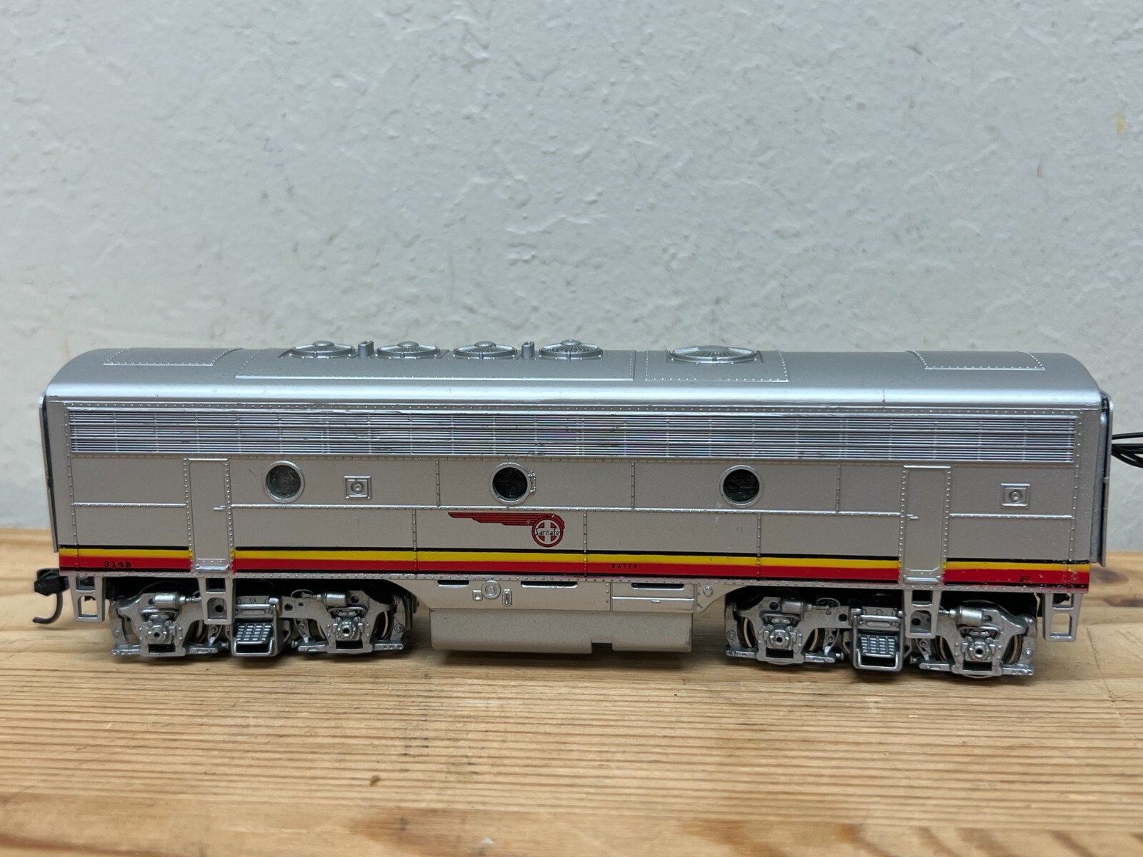 HO Scale Bachmann Santa Fe Train #390 wired w/ car (NOT SURE OF FUNCTIONALITY)
