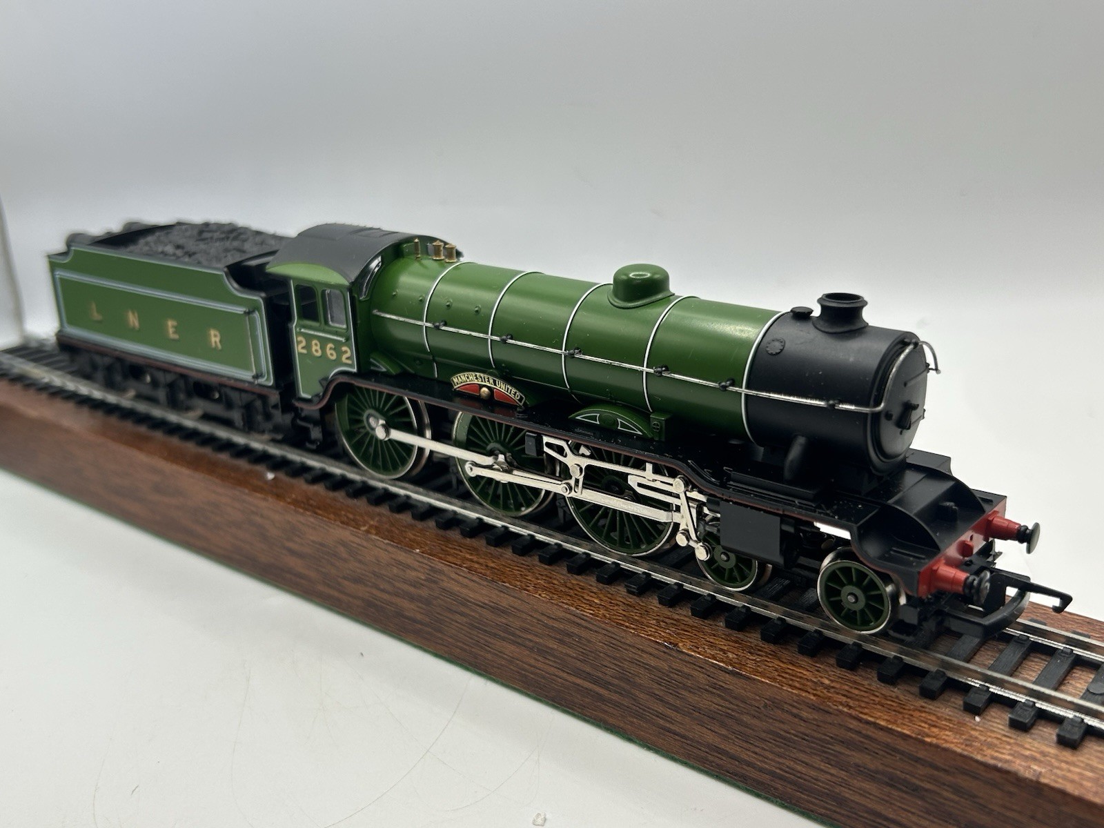 OO Hornby R053 LNER Class B17 4-6-0 Steam Locomotive ‘Manchester United’ – MINT