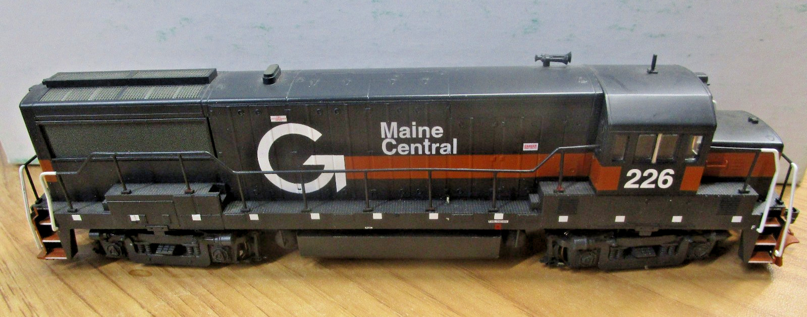 HO Scale Maine Central U25b Diesel Locomotive #226 by Bowser w/DCC/Sound