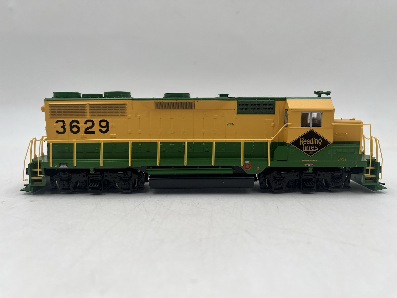 HO Scale Athearn RTR 91719 Reading Line GP35 Diesel Cab 3629 DCC