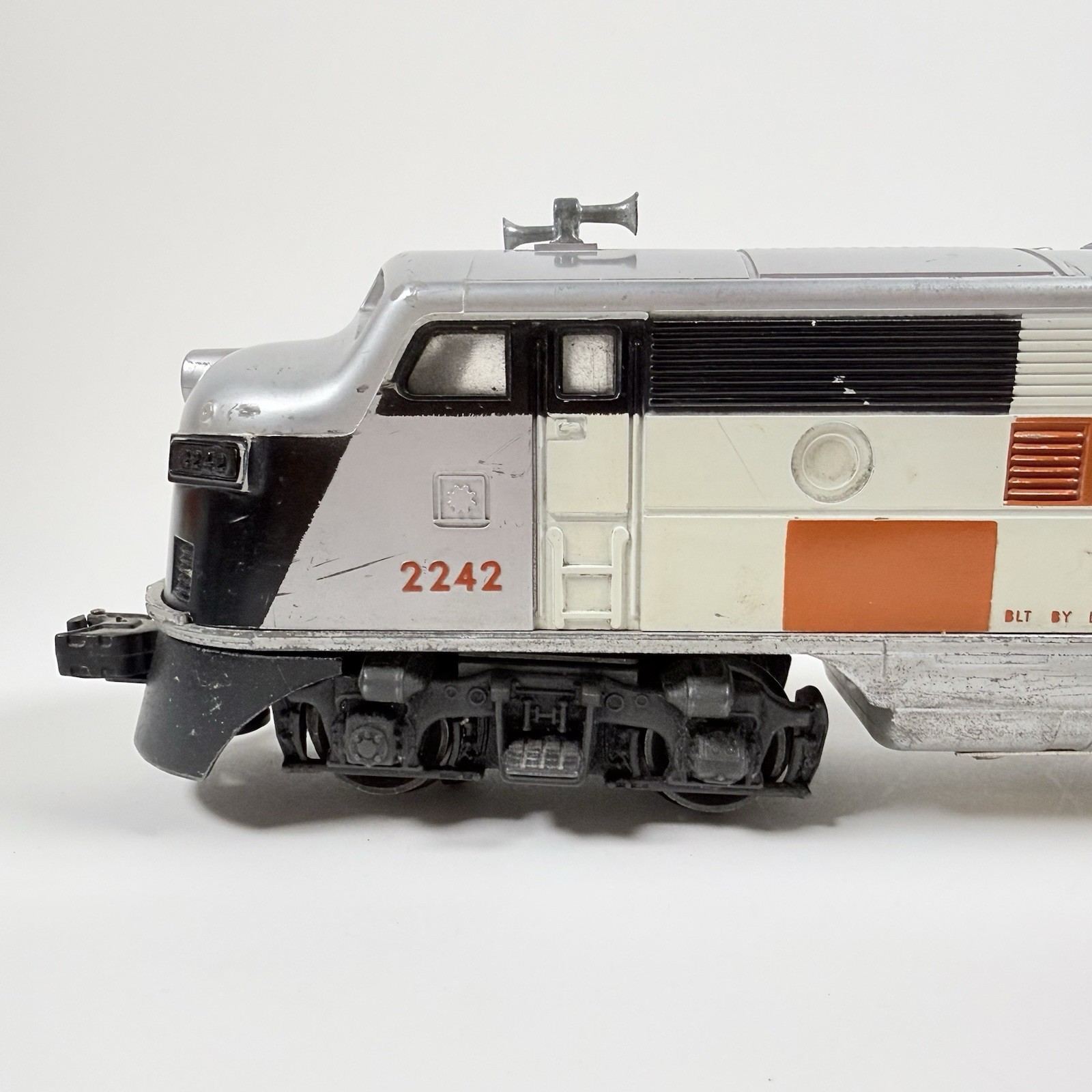 Lionel Trains 8851-8852 New Haven 2242 Diesel Locomotive A B set, O Gauge