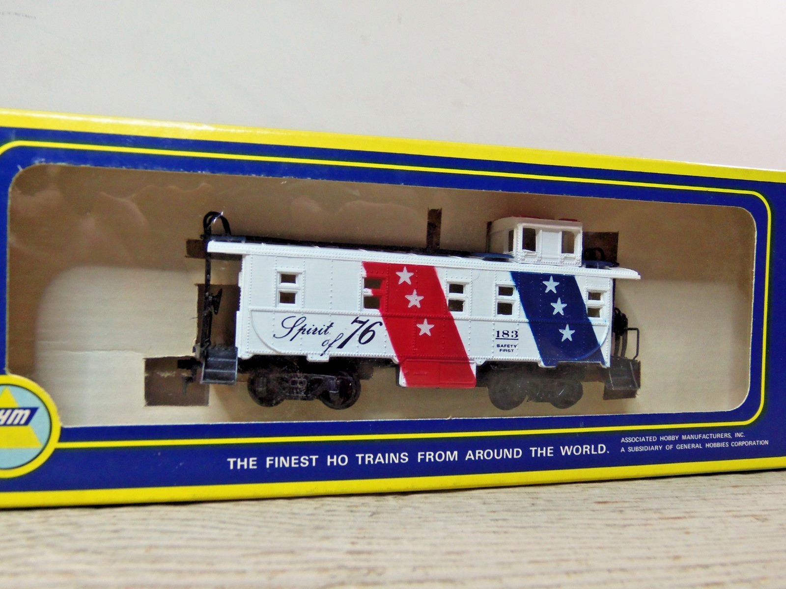 AHM 5012N GP 18 Diesel Spirit of 1776 Seaboard Locomotive, Dummy’s, Caboose