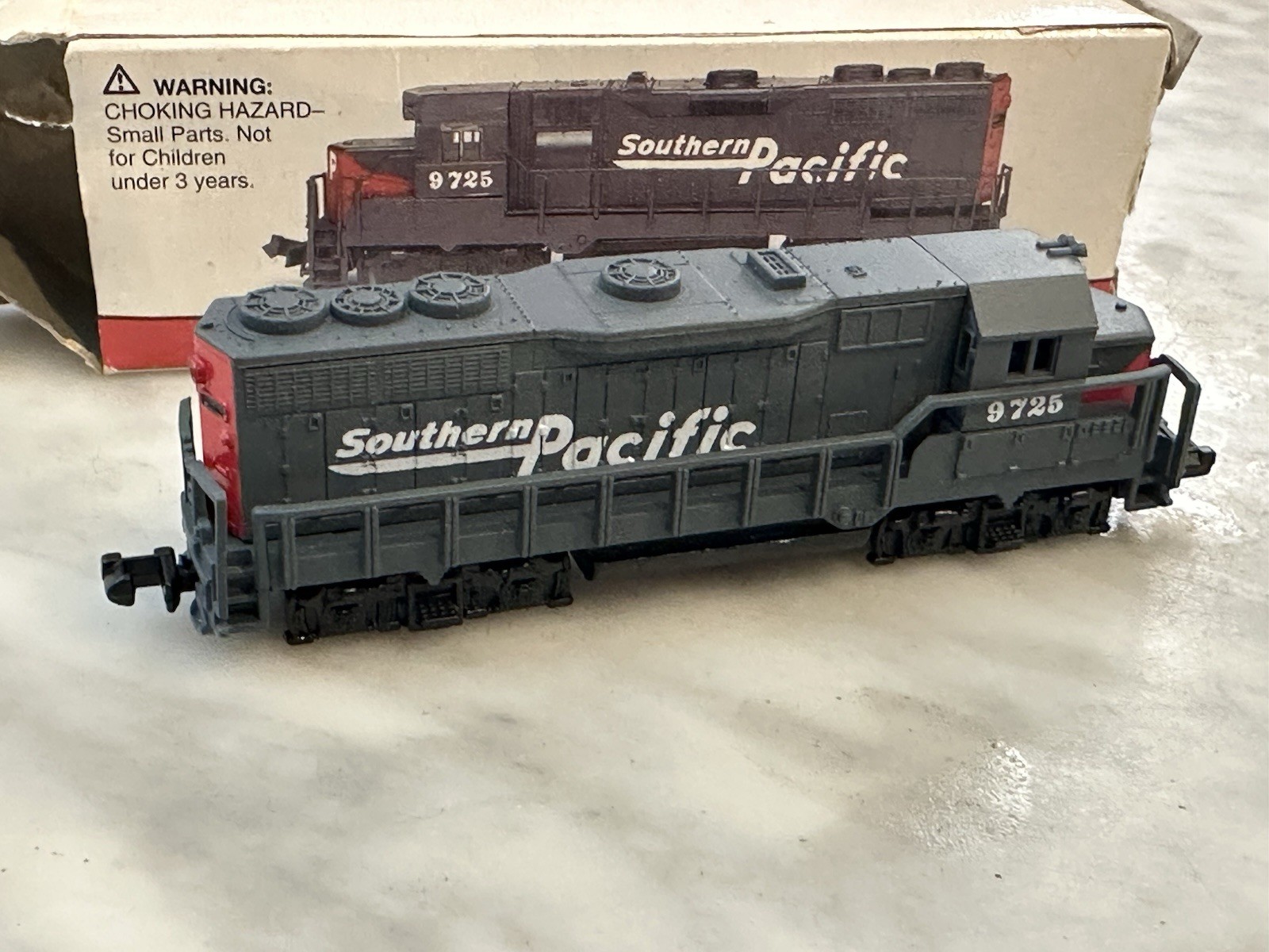 N Scale 9725 Southern Pacific Diesel Locomotive In OB